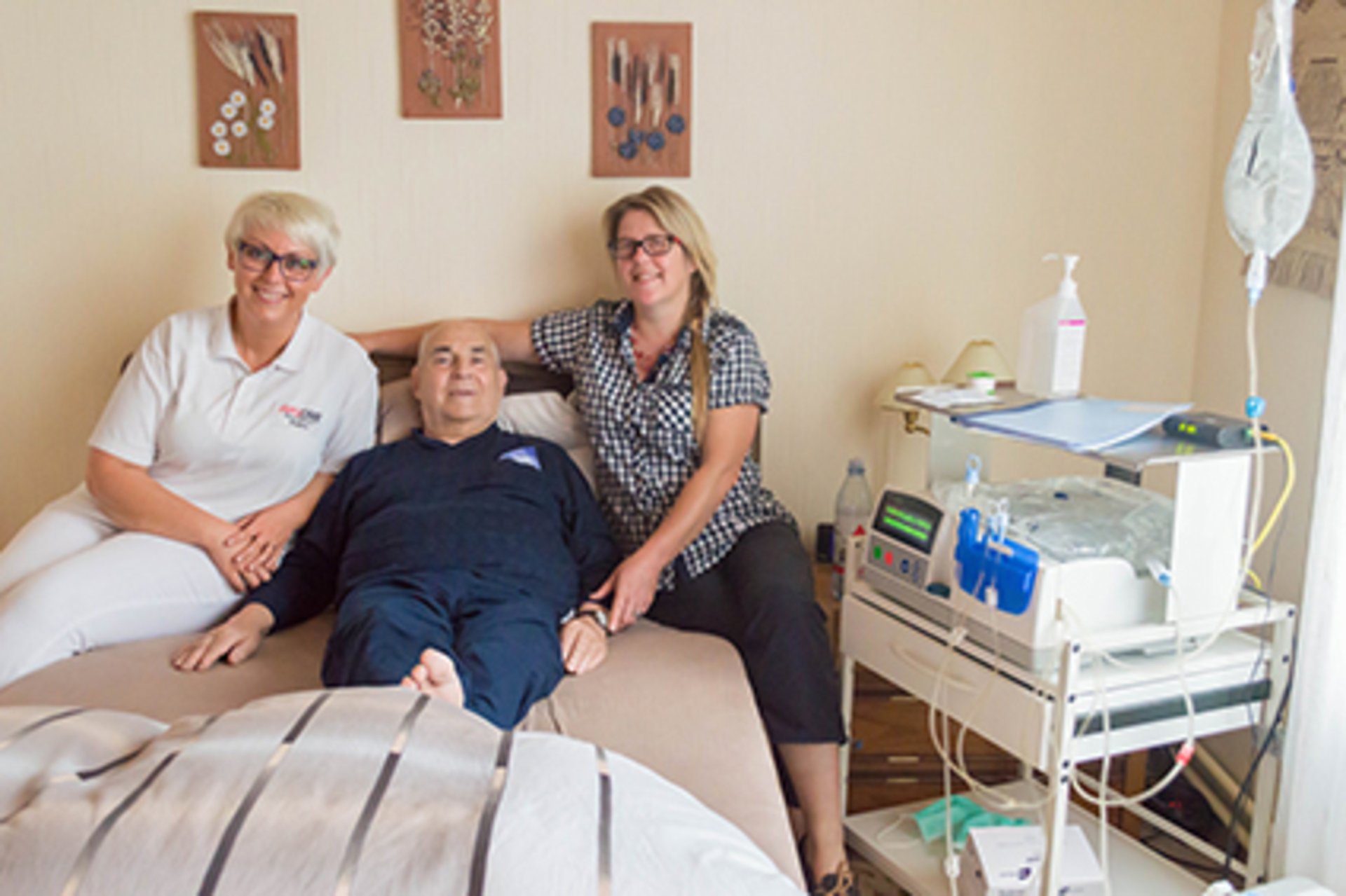 Themenbild: Patient mit zwei Pflegekräften Themenbild: Patient mit zwei Pflegekräften