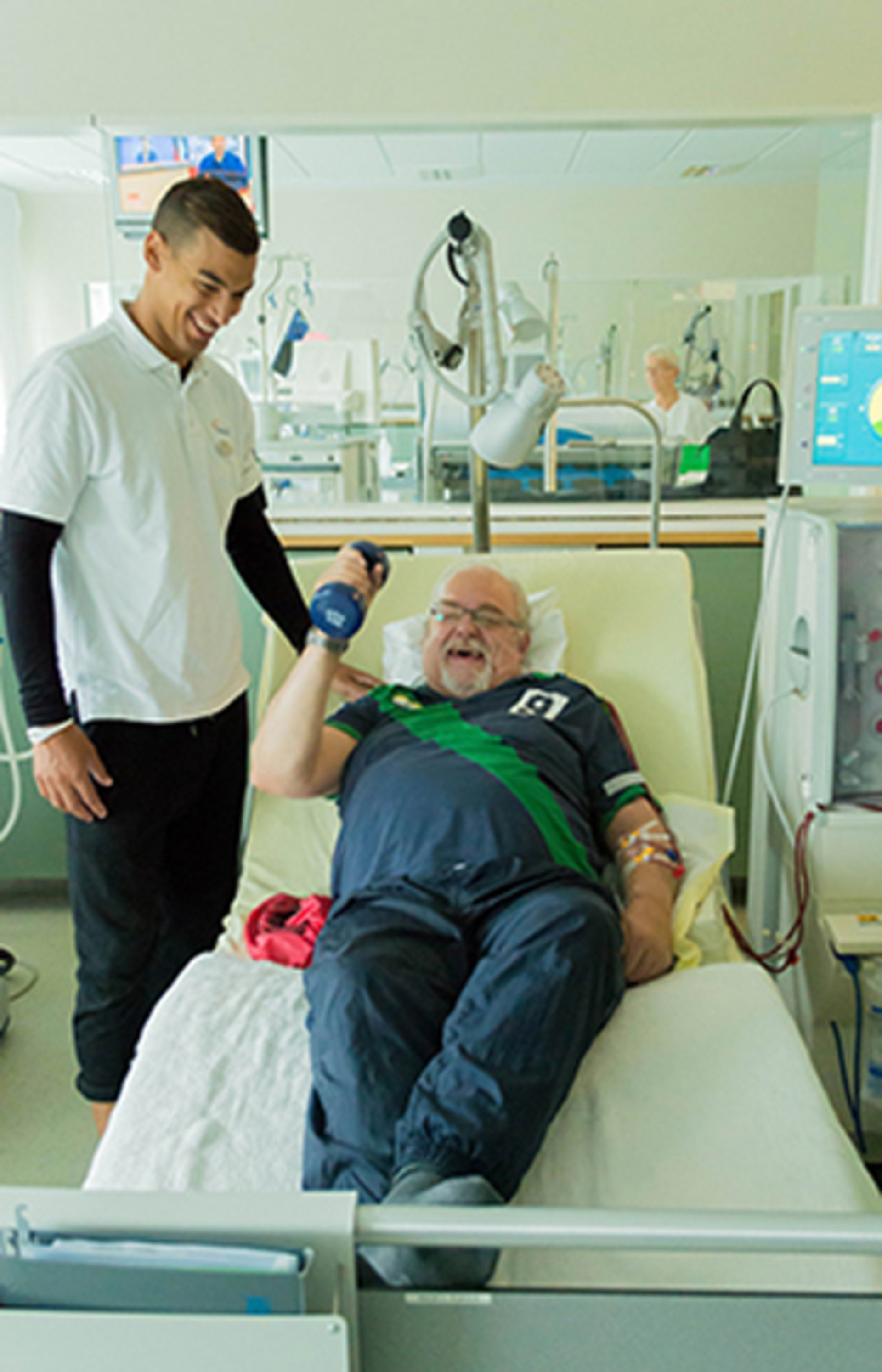 Themenbild: Trainer und Patient bei einer Übung mit Hanteln Themenbild: Trainer und Patient bei einer Übung mit Hanteln