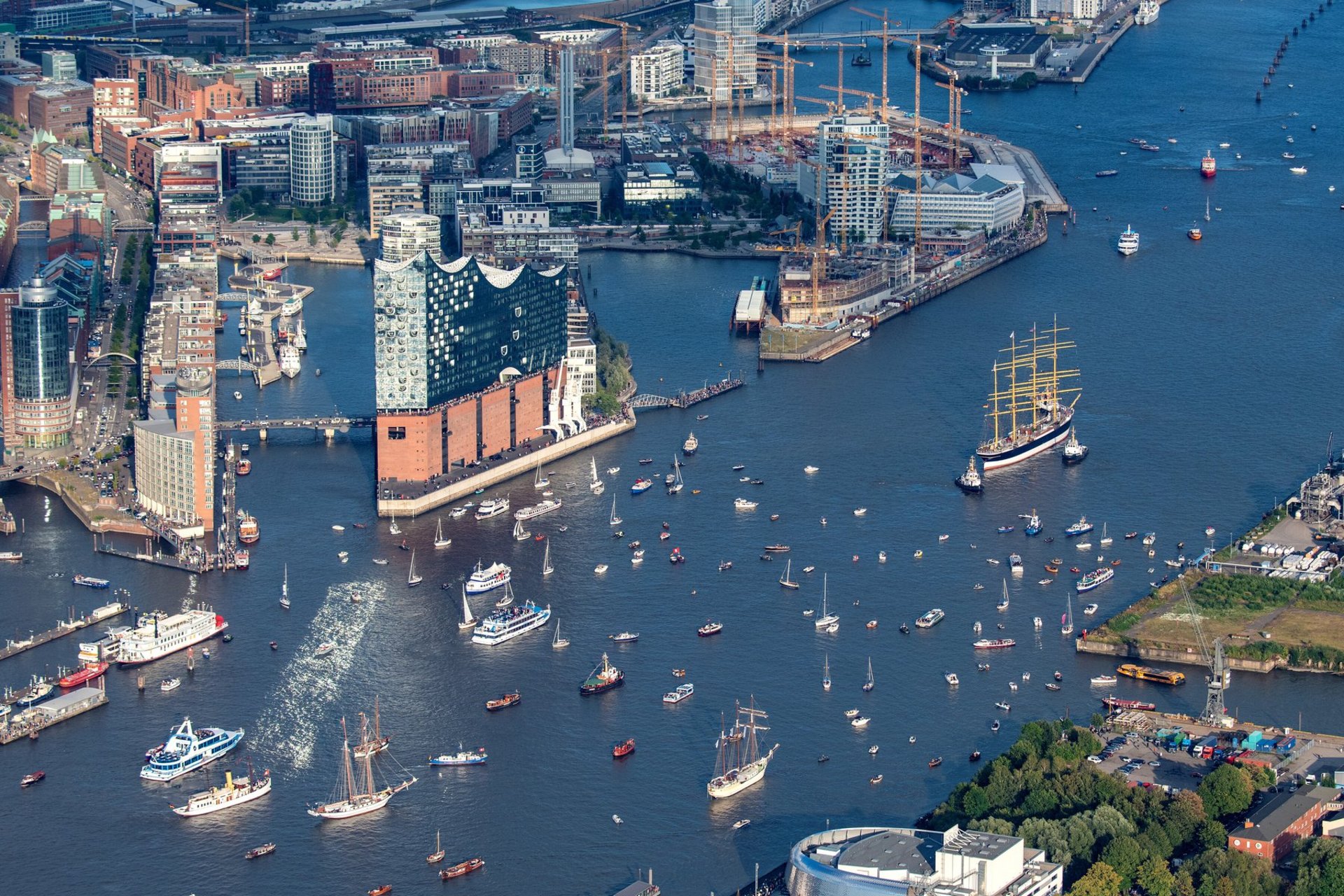 Foto: Viermastpark mit Elbphilharmonie