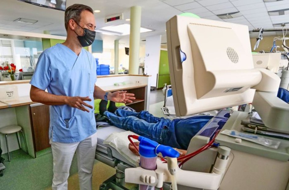 Dr. Björn Friedrich erläutert den Patienten in Leonberg die Modalitäten für die Corona-Impfung während der Dialyse.