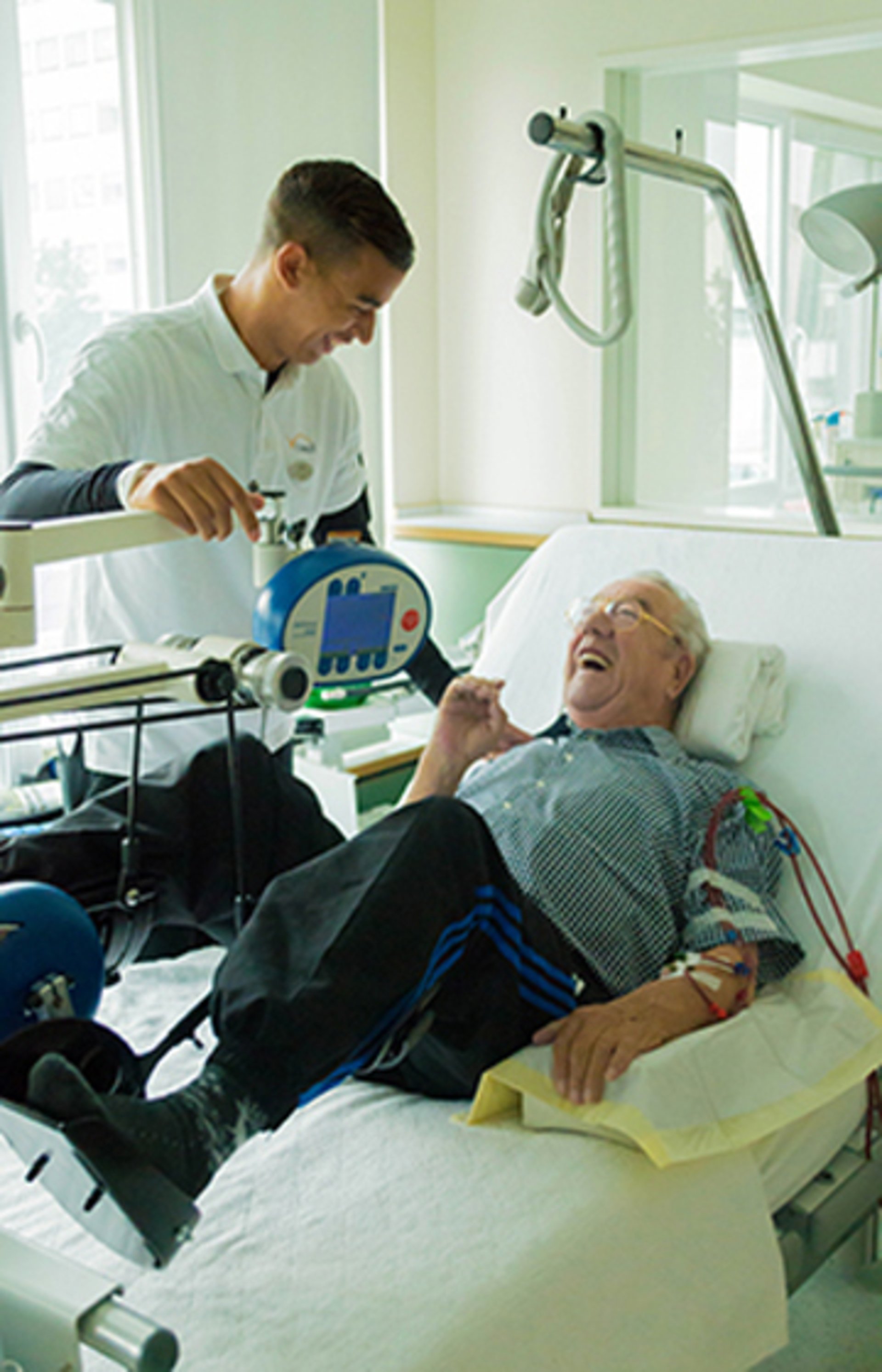 Themenbild: Patient und Trainer bei einer Cardioübung Themenbild: Patient und Trainer bei einer Cardioübung