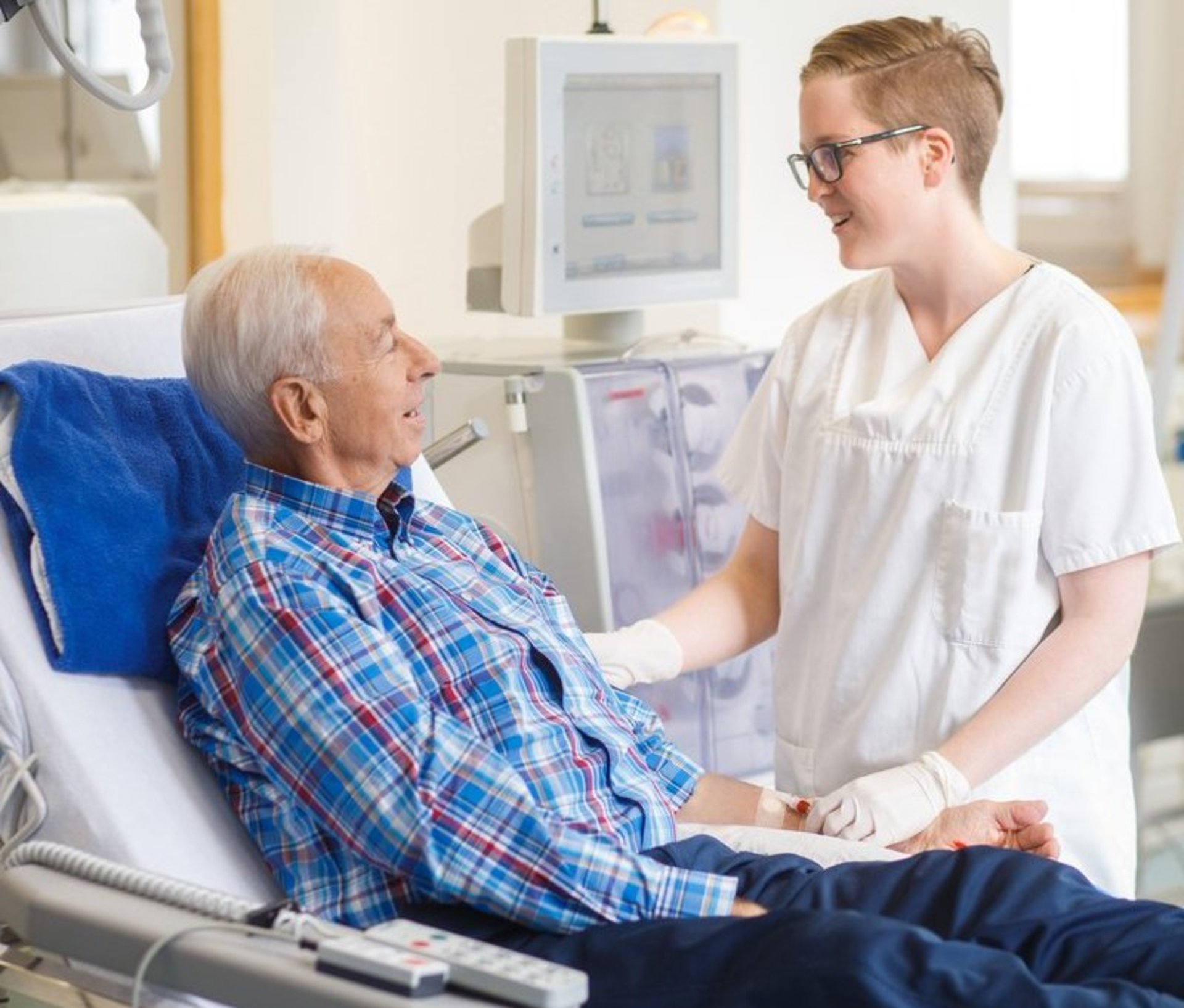 Motiv: Pflegekraft und Patient an der Dialyse Motiv: Pflegekraft und Patient an der Dialyse