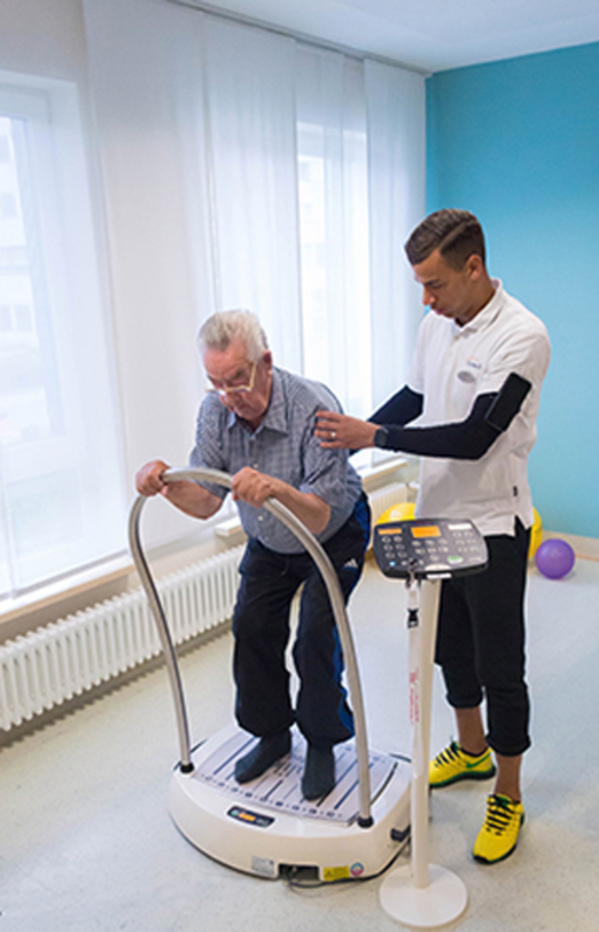 Themenbild: Patient und Trainer bei einer Sportübung Themenbild: Patient und Trainer bei einer Sportübung
