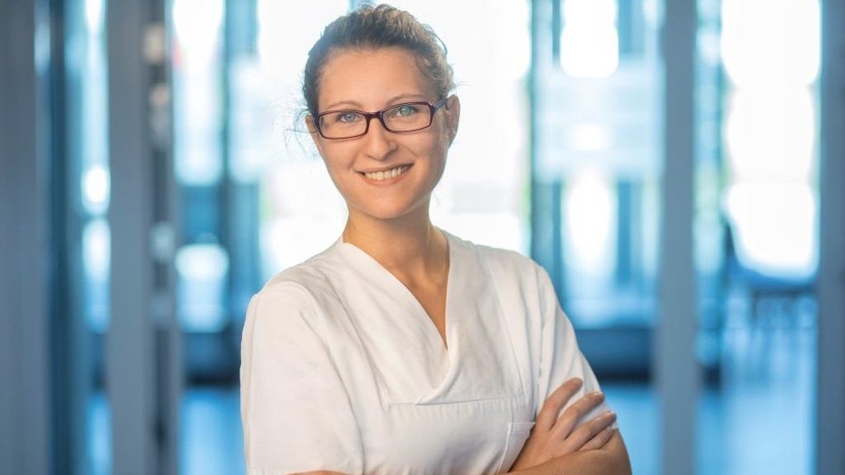 Motiv: stolze Mitarbeiterin